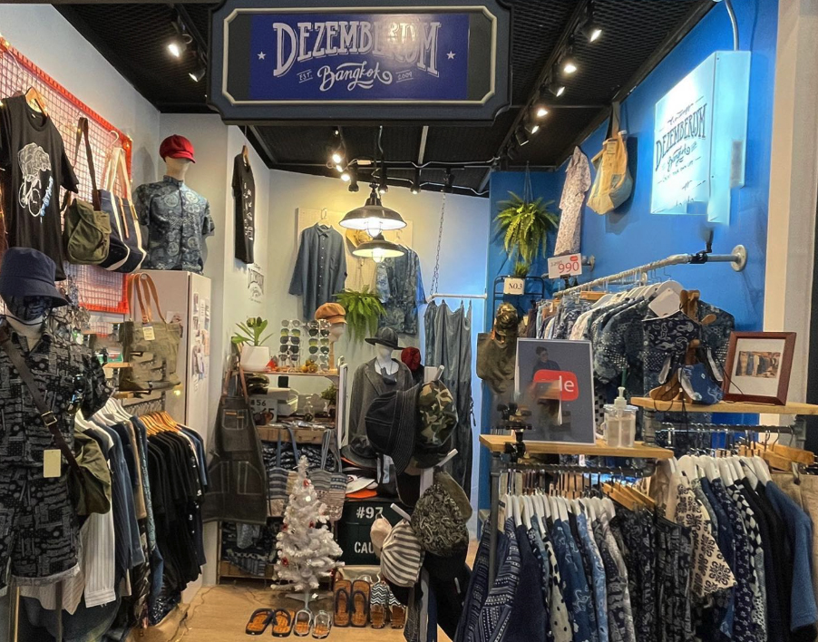 2011 — ขึ้นมาอวดโฉมบนห้าง